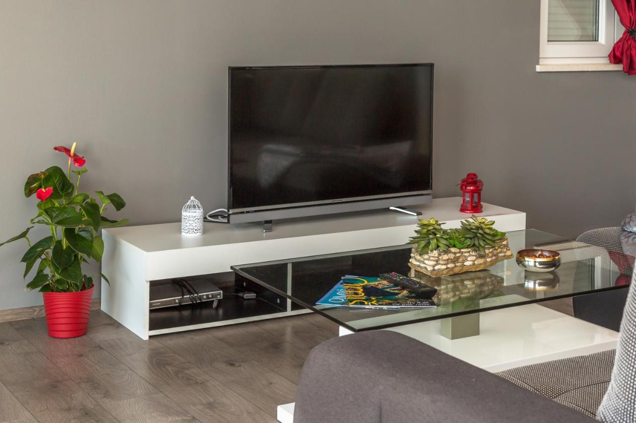 Modern Apartment Omiš Buitenkant foto