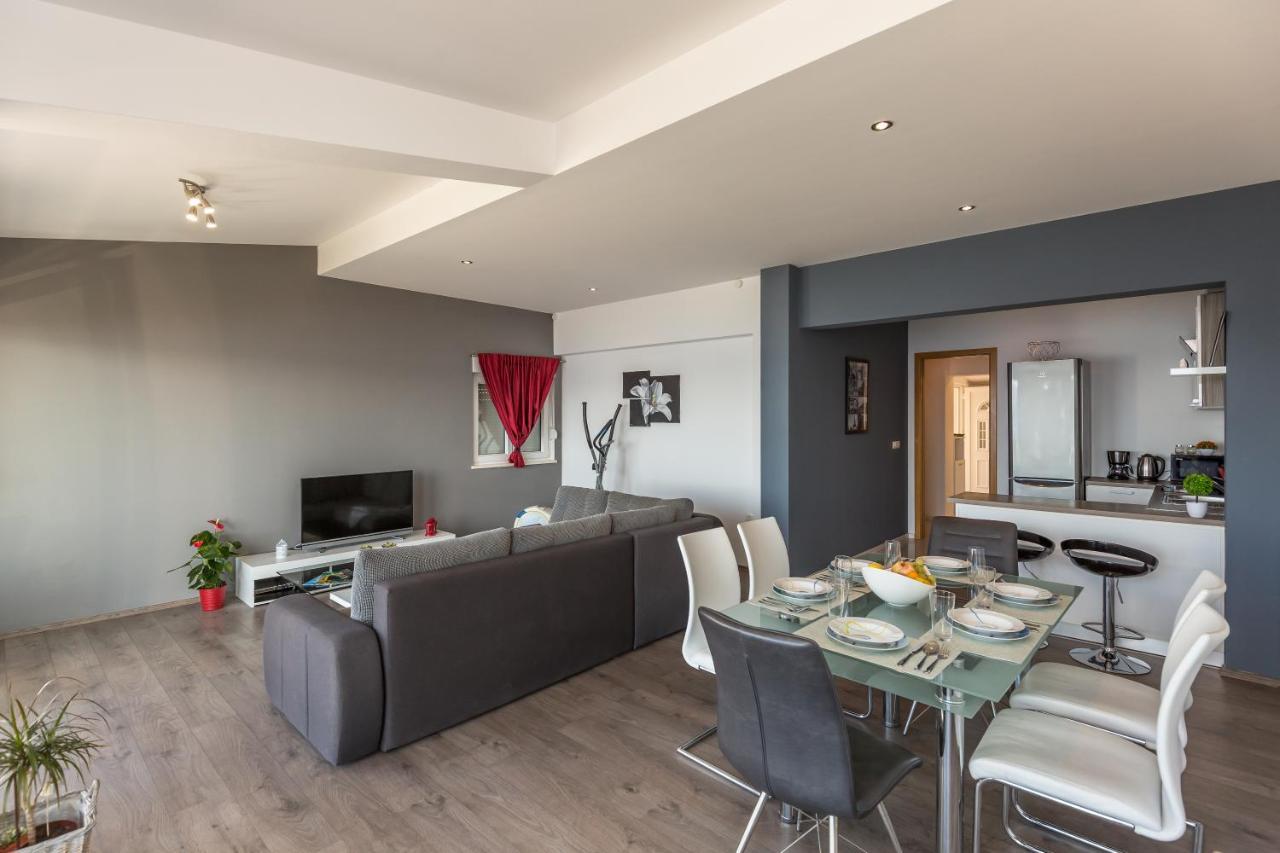 Modern Apartment Omiš Buitenkant foto